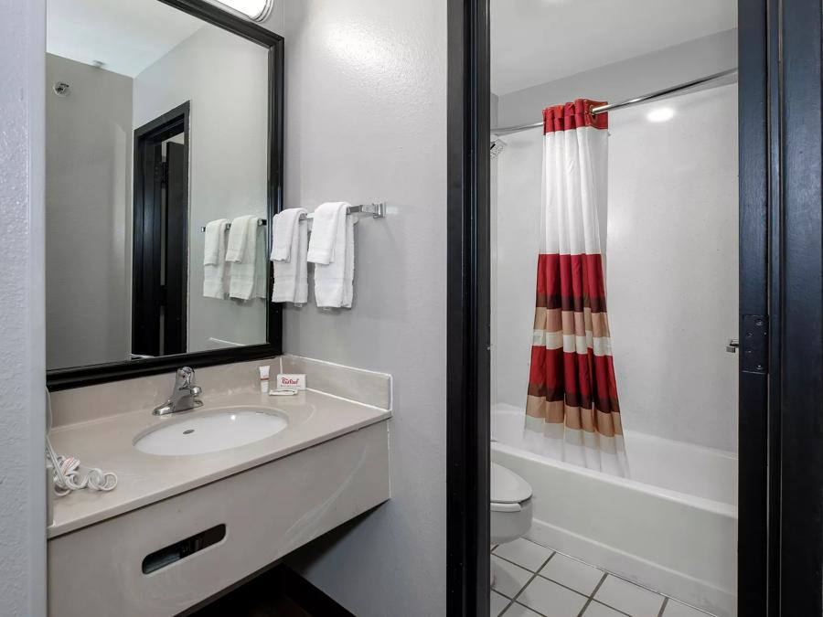 Red Roof PLUS+ Orlando Convention Center/Int'l Dr Premium King Smoke Free Bathroom Image