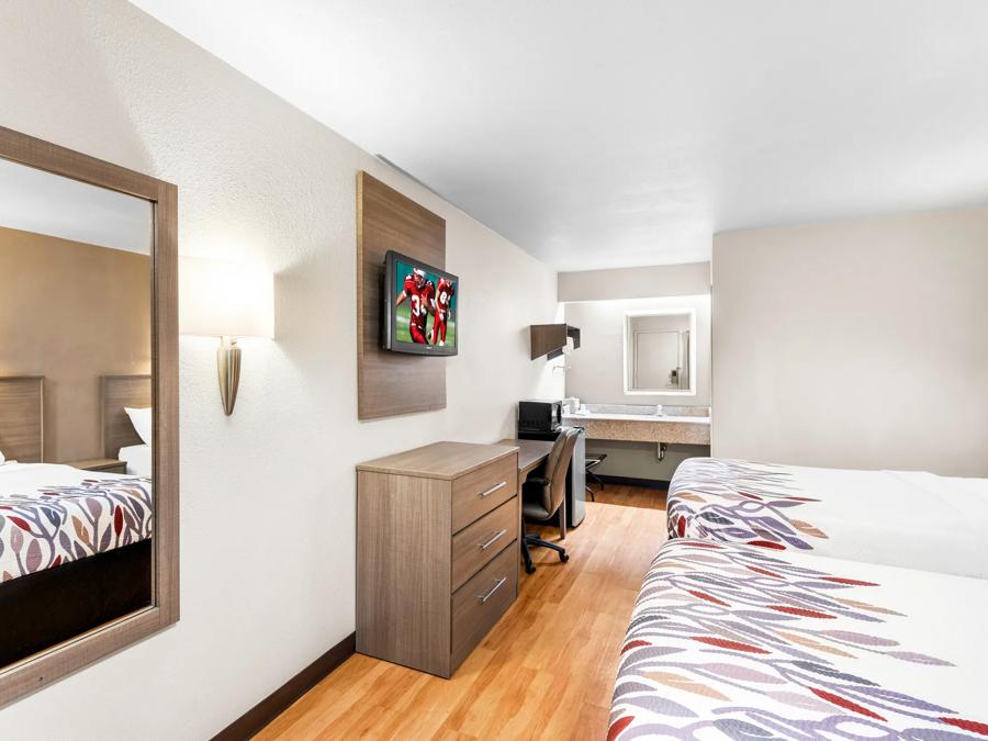 Red Roof Inn Indianapolis North - College Park Deluxe 2 Full Beds Image
