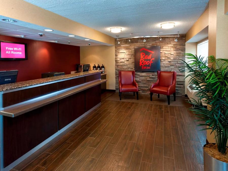 Red Roof Inn Dayton North Airport Lobby and Front Desk Image