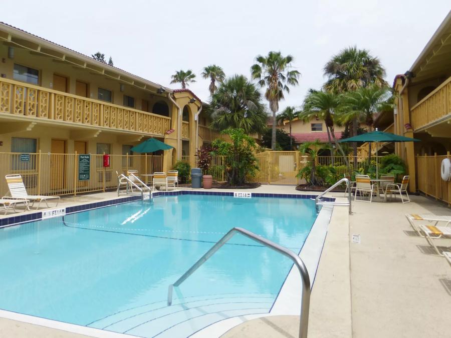 Red Roof Inn St. Petersburg Outdoor Swimming Pool Image