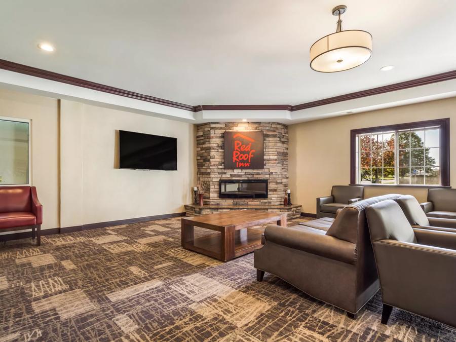 Red Roof Inn & Suites Council Bluffs Lobby and Sitting Area Image