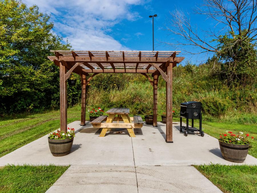 Red Roof Inn Grand Rapids Airport Outdoor Picnic Area Image