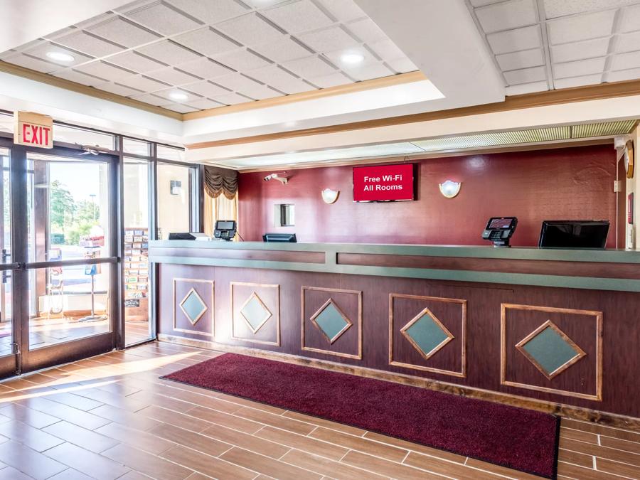 Red Roof Inn & Suites Clinton, TN Front Desk and Lobby Area Image
