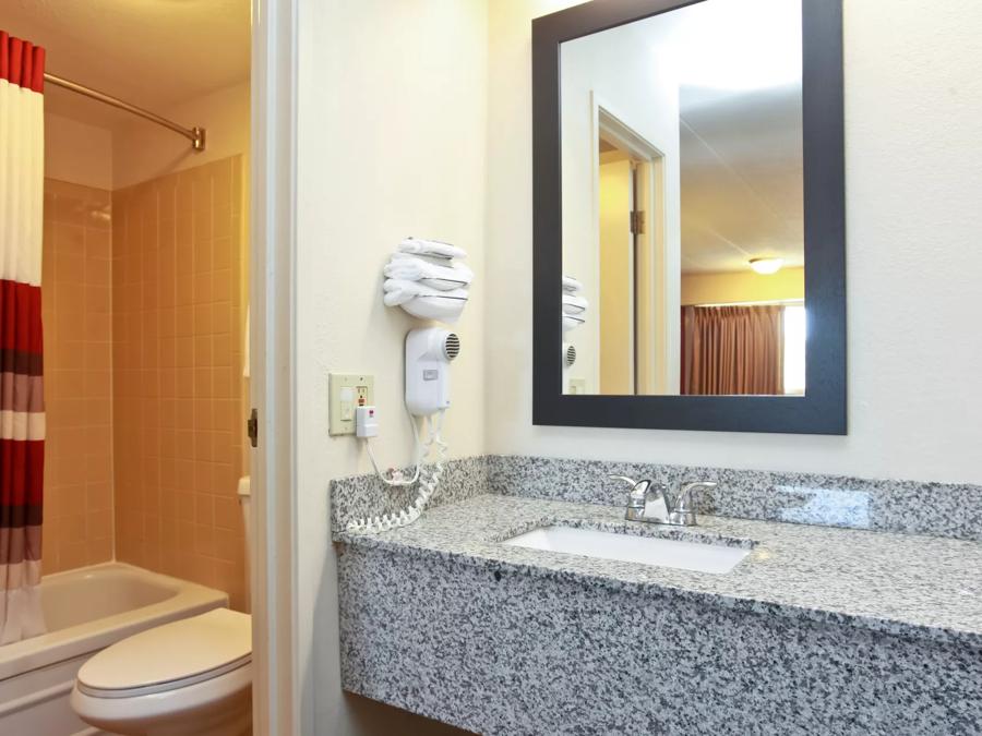 Red Roof Inn Michigan City Superior King Bathroom Image