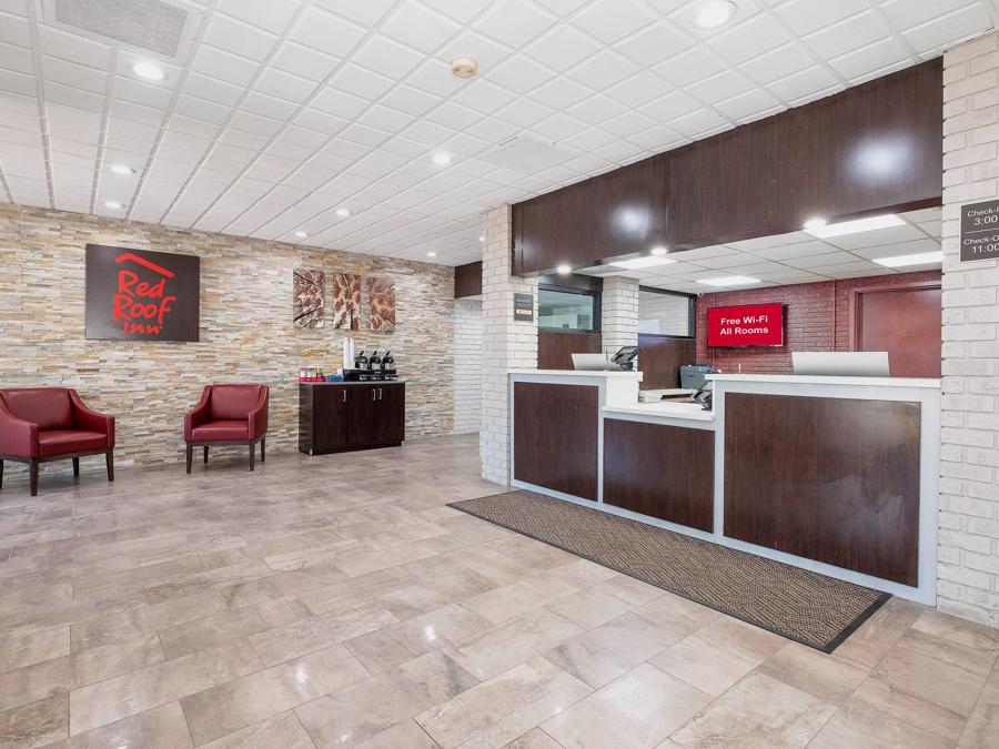 Red Roof Inn Roanoke Rapids Front Desk and Lobby Sitting Area Image