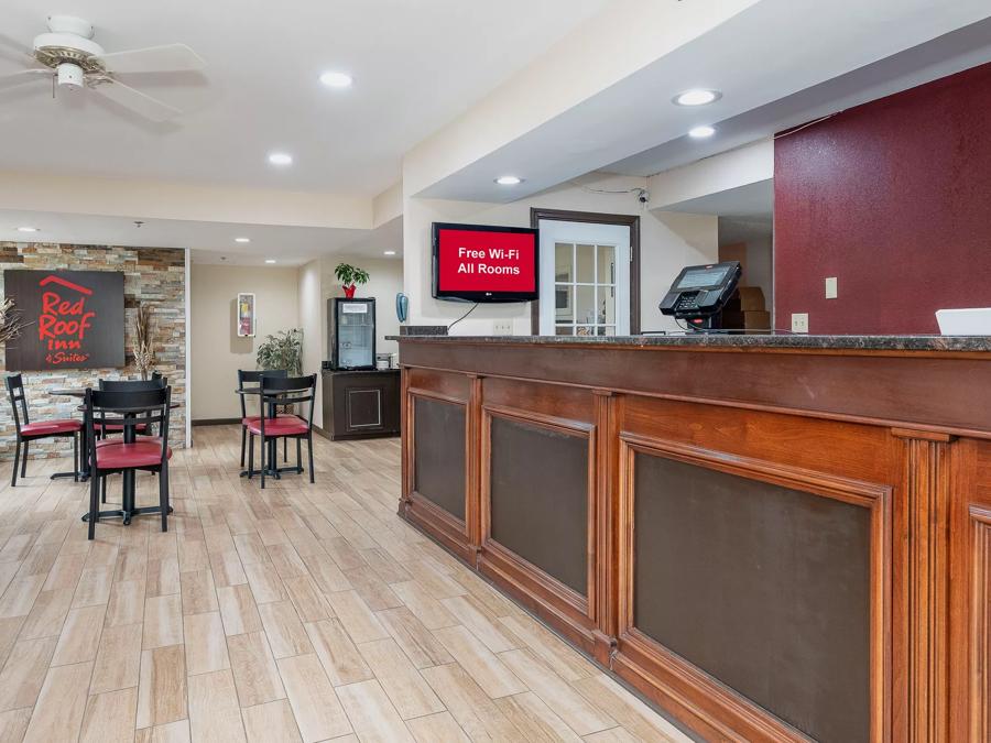 Red Roof Inn & Suites Rome, GA Lobby and Front Desk Image