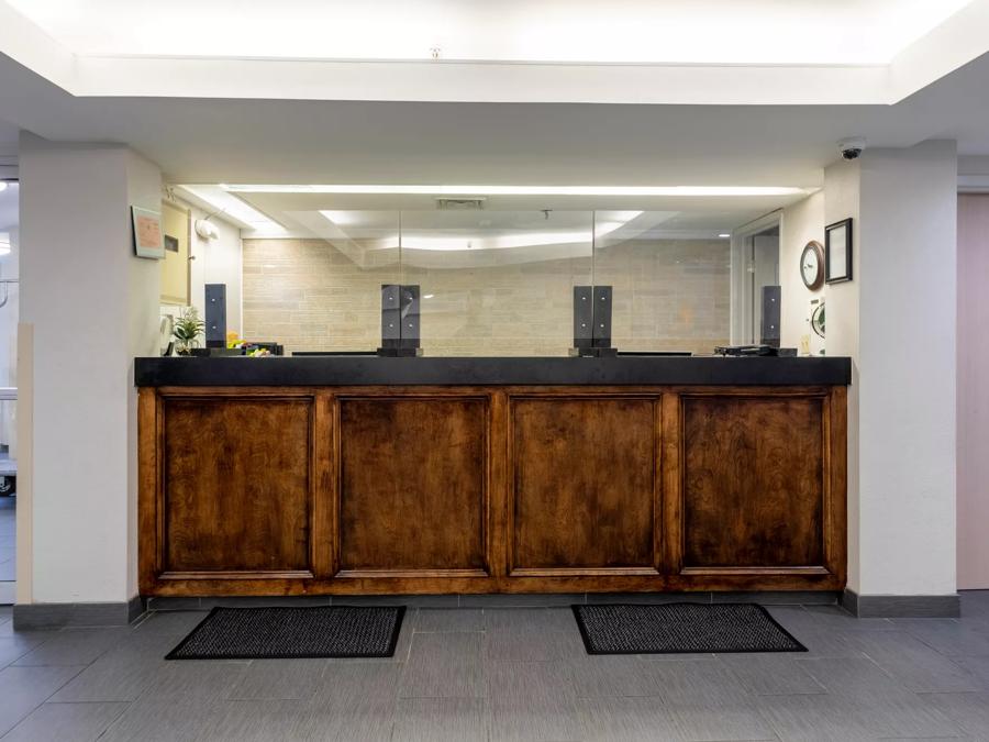 HomeTown Inn East Syracuse Front Desk Image