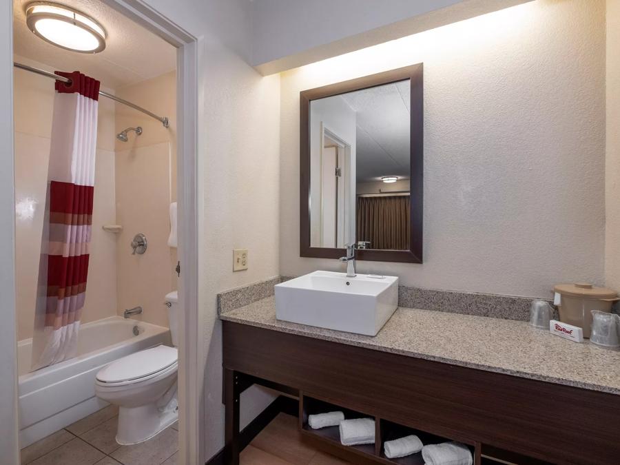 Red Roof Inn Washington DC - Lanham Deluxe 2 Full Bathroom Image