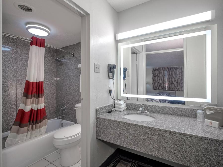 Red Roof Inn Murray Superior King Room Non-Smoking Bathroom Image