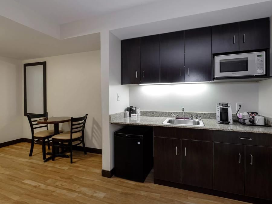 Red Roof PLUS+ & Suites Malone Family Suite Kitchenette Image