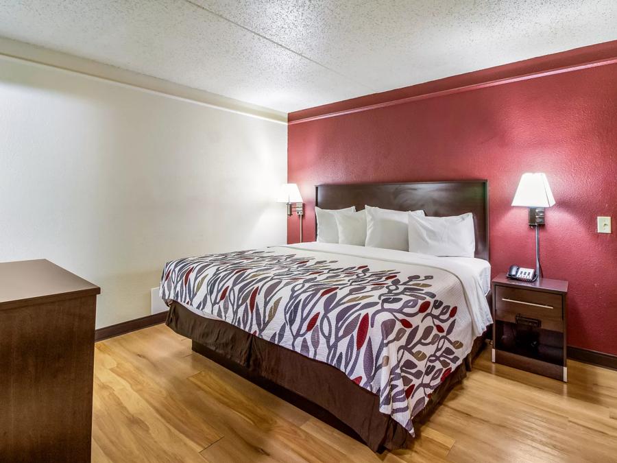 Red Roof Inn Houston East - I-10 Suite King Bed with Kitchenette Non-Smoking Image