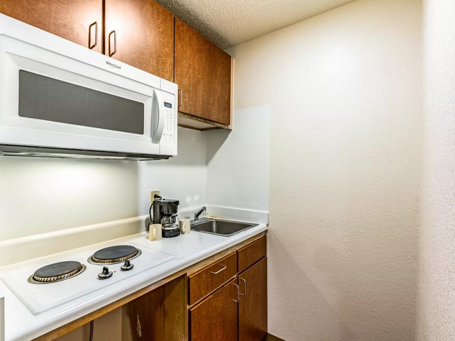 HomeTowne Studios Atlanta NE - Downtown Norcross Studio 1 Queen  Kitchenette Image