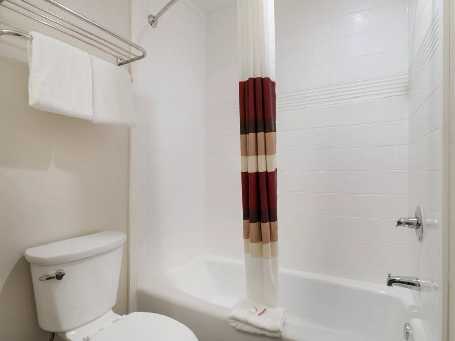 Red Roof Inn Houston - Spring North Superior King Room Non-Smoking Bathroom Image