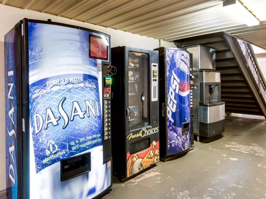 Red Roof Inn & Suites Statesboro - University vending image
