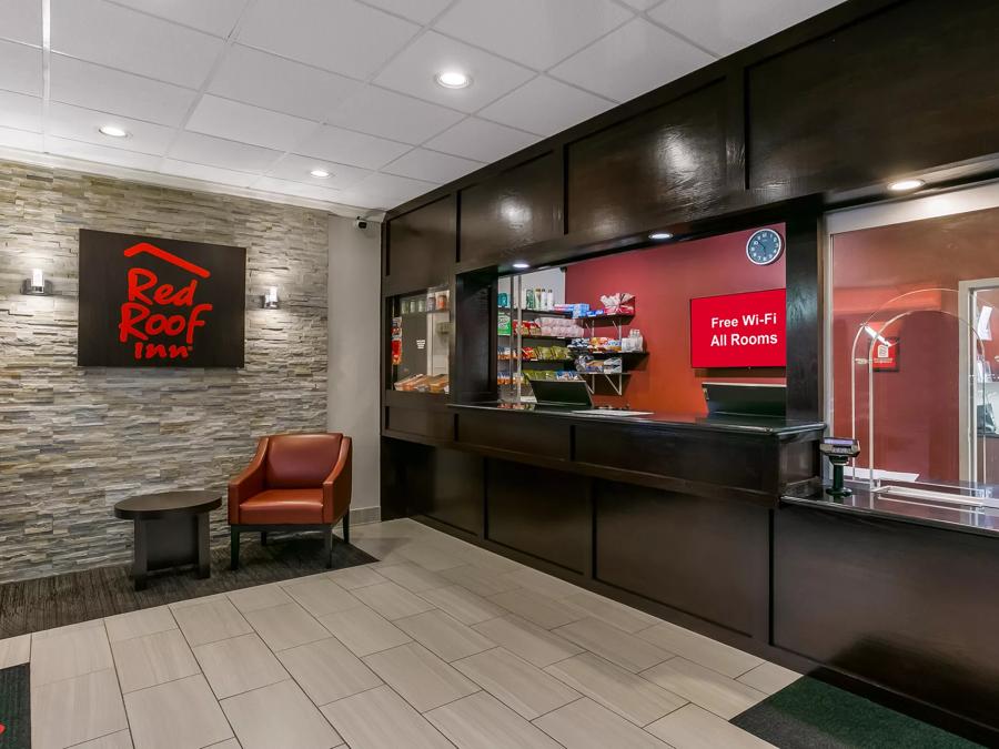 Red Roof Inn Baltimore Front Desk Image