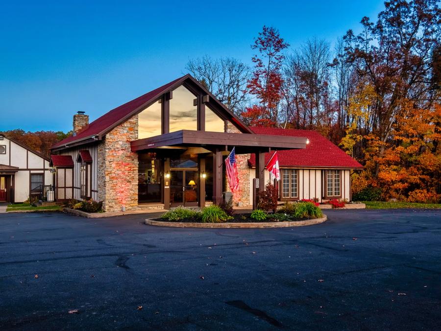 Red Roof Inn & Suites Hazleton Exterior Property Image 