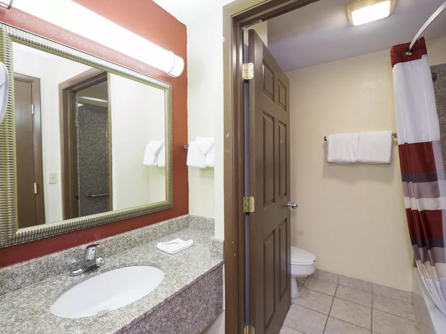 Superior King Suite Non-Smoking Bathroom Image