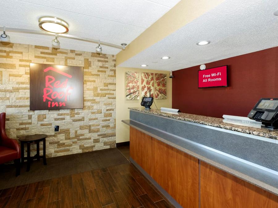 Red Roof Inn Columbus West - Hilliard Front Desk and Lobby Image