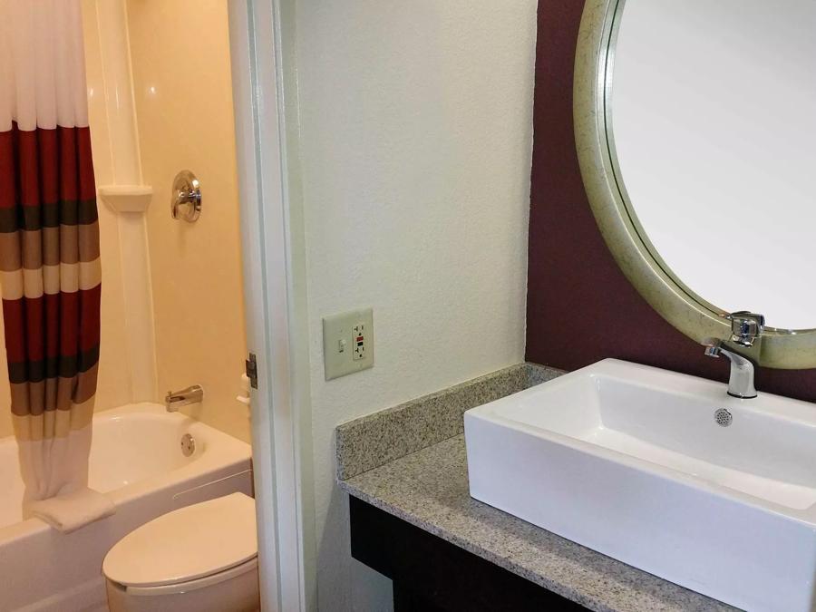 Red Roof PLUS+ Chicago - Hoffman Estates Premium King Smoke Free Bathroom