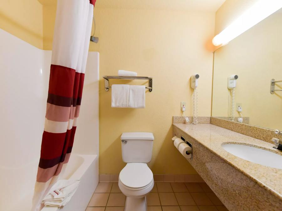 Red Roof Inn & Suites Lincoln Suite 2 Queen Beds Non-Smoking Bathroom Image