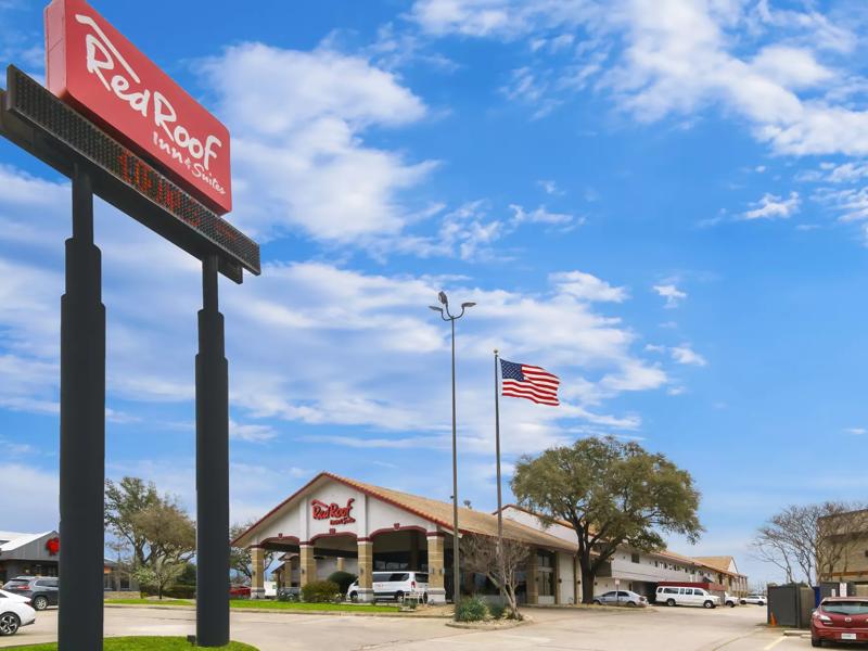 Red Roof Inn & Suites Irving Exterior Shot