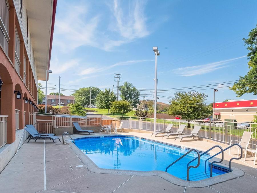 Red Roof Inn Lancaster Exterior Pool Image