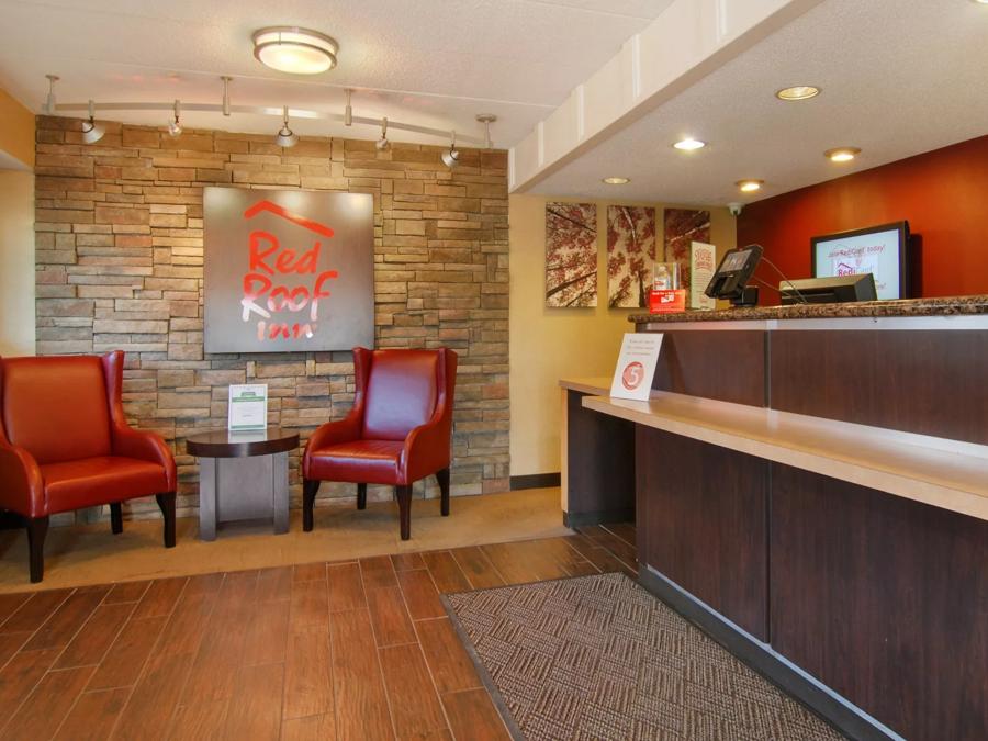 Red Roof Inn Cleveland - Mentor/Willoughby Front Desk and Lobby