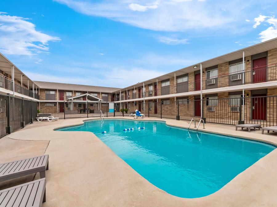 Red Roof Inn Del Rio Pool Image